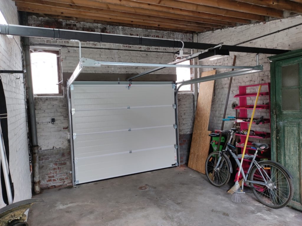 Porte-sectionnelle-interieur-porte-de-garage-sectionnelle-motorisée-avec-tube-de-renfort-tourcoing-M-DHAZE