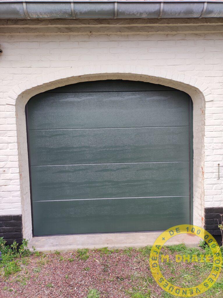 Porte sectionnelle grise, tablier sans nervure, Woodgrain à Verlinghem dans le Nord