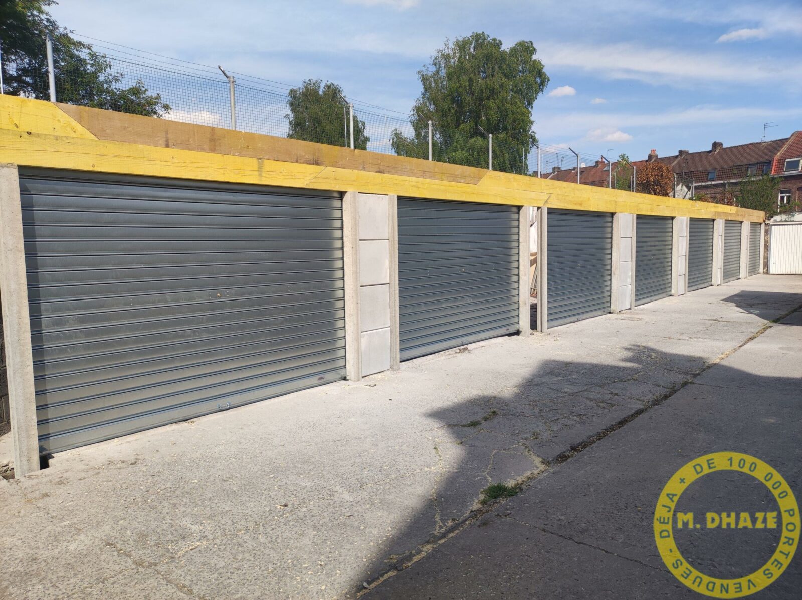 Volets roulants métalliques sur rangée de garages ou boxes à Tourcoing (59)