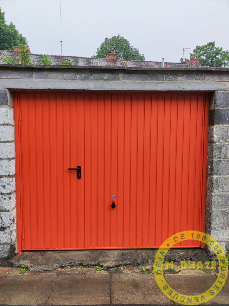 Installation porte de garage basculante couleur saumon & portillon à Croix (59)
