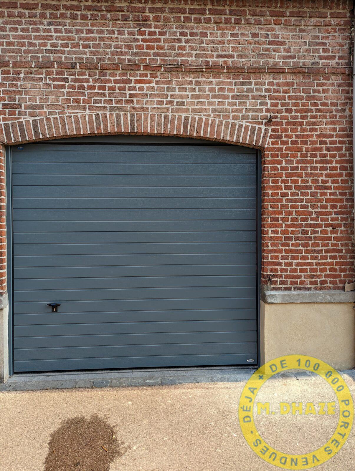 Porte de garage sectionnelle à refoulement latéral Porte de garage sectionnelle à refoulement latéral