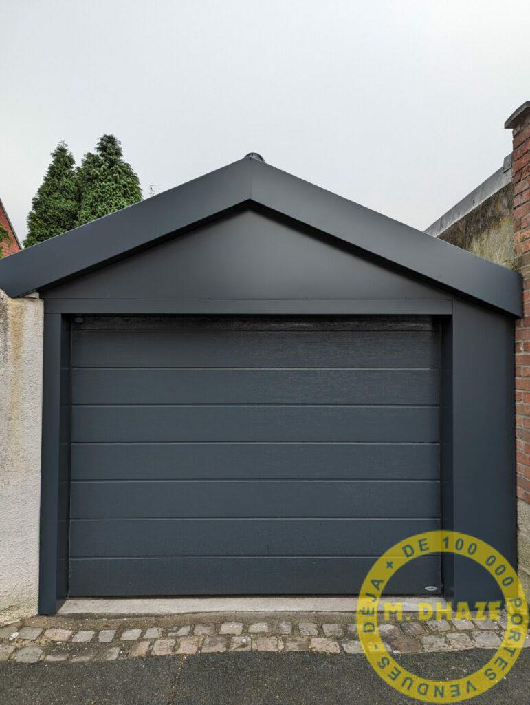 Installation de porte sectionnelle et habillage de façade.