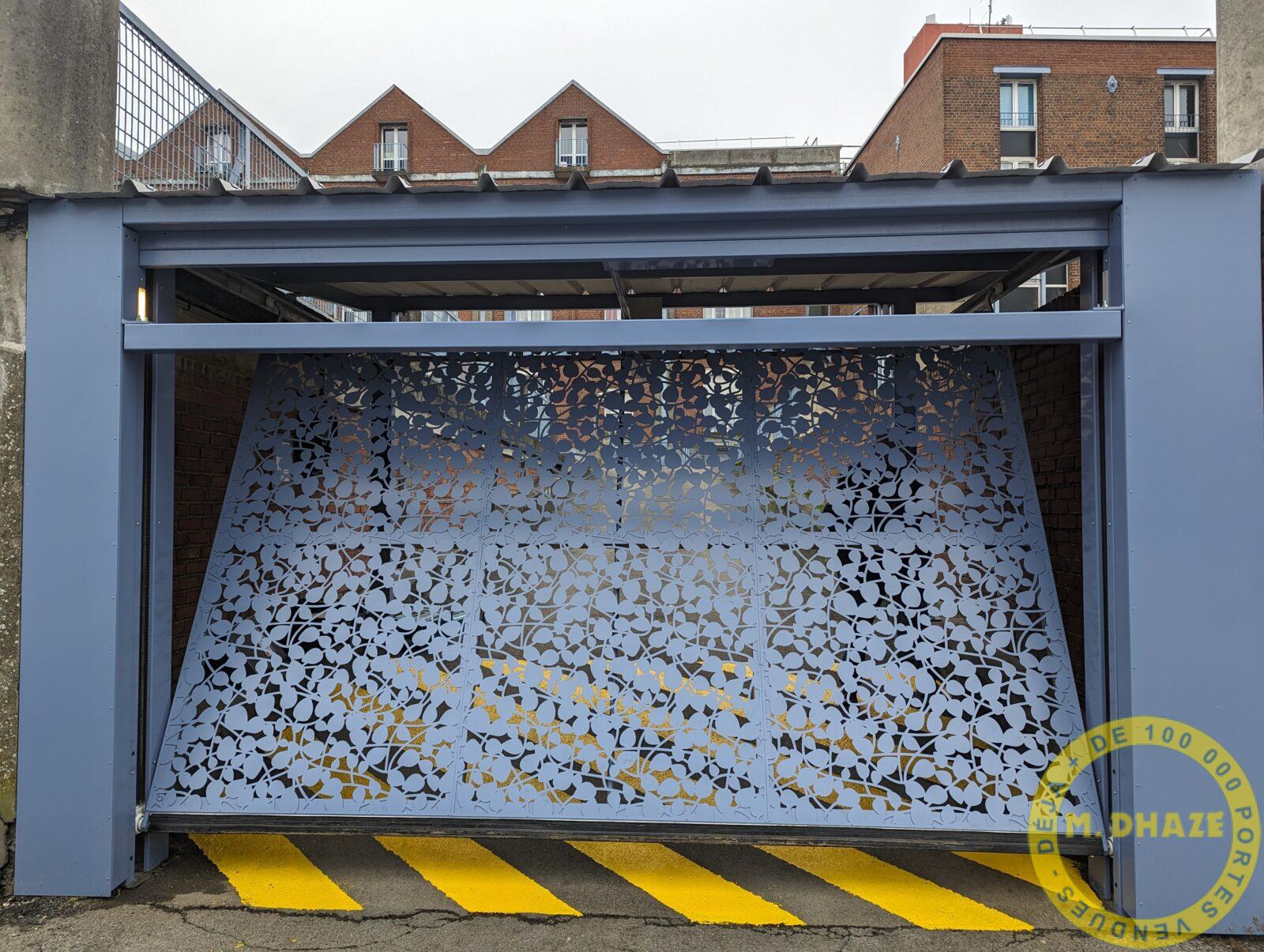 Installation de porte basculante motorisée d'entrée parking dans immeuble collectif à Tourcoing (59).