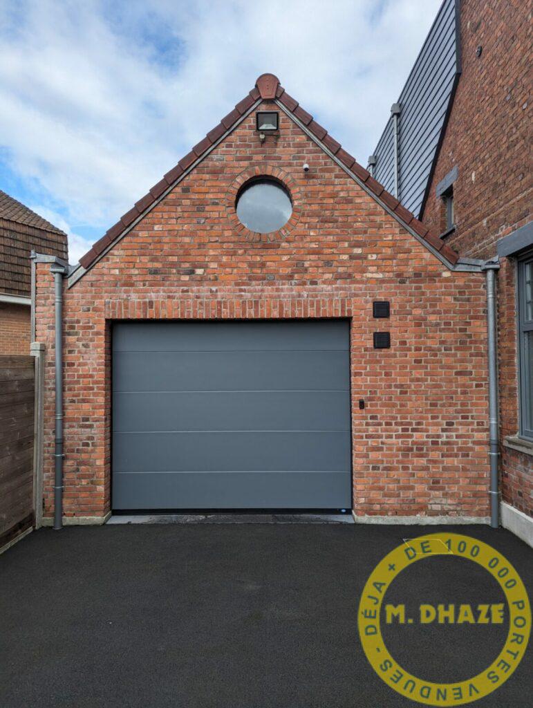 Porte-sectionnelle-de-garage-tablier-lisse-gris-Linselles-59