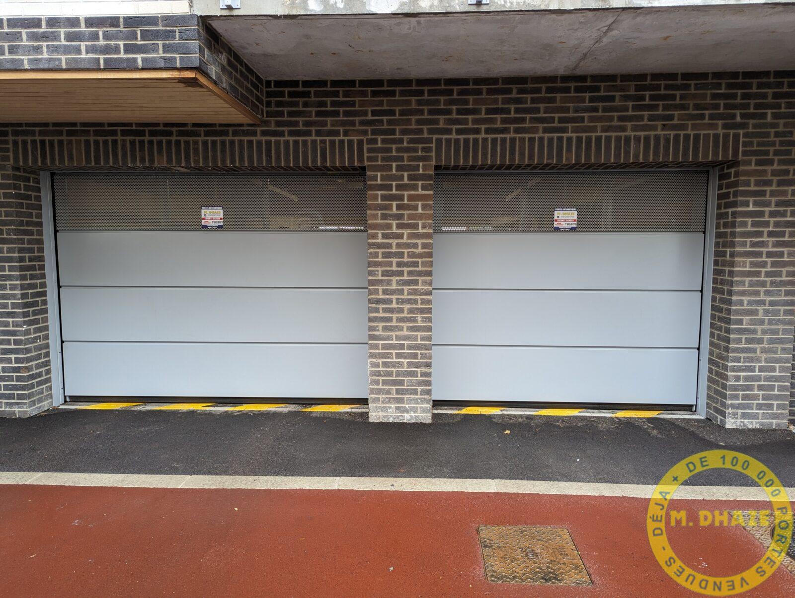 Installation en neuf de Double porte de parking basculante en acier pour accès résidence. collective. Située à Marcq en Baroeul dans le Nord. 59720