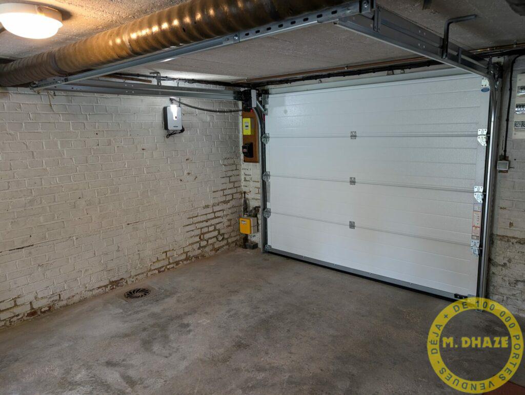Intérieur d’une porte de garage sectionelle moteur dans le rail Novoporte à Marcq en Baroeul (59)