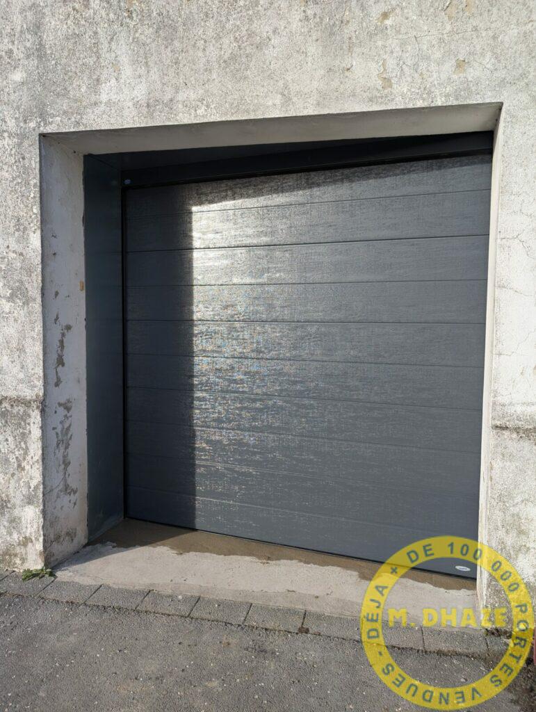 Porte de garage Novoferm pose décalée couleur grise à Wambrechies