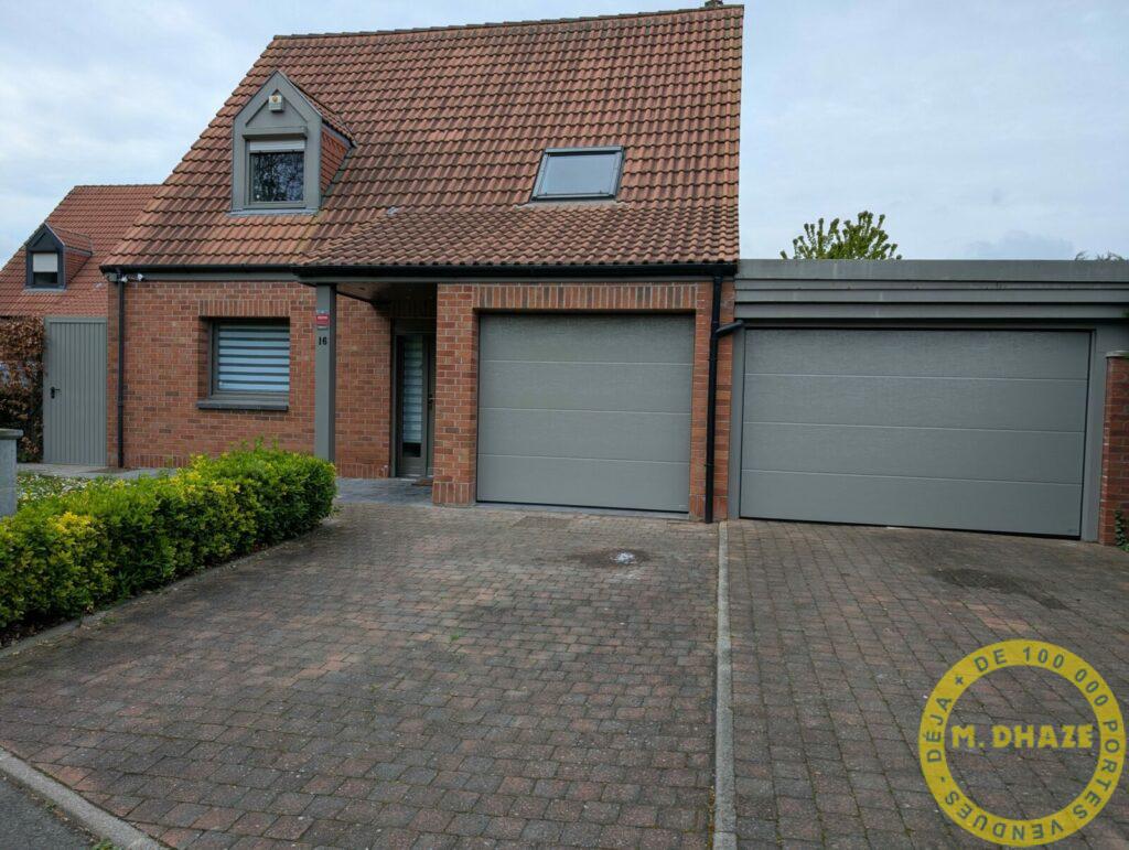 Installation d’un ensemble de portes sectionnelles de garage avec portillon d’accès jardin à Roncq (59)