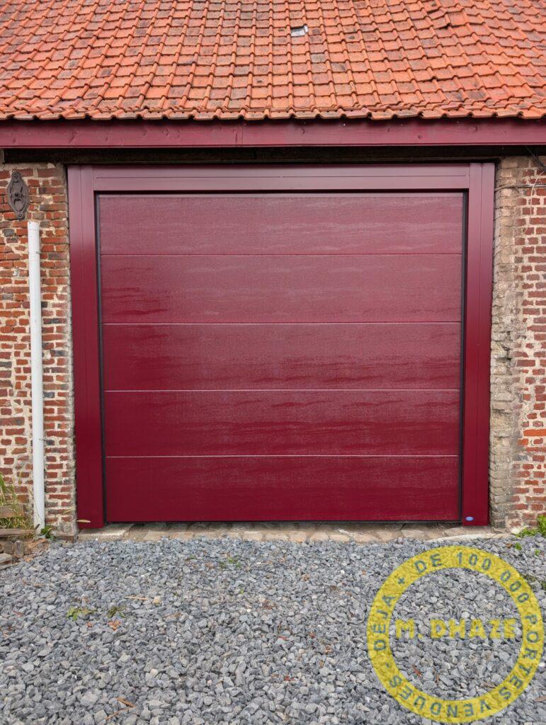 Installation d’une porte  sectionnelle grande dimension avec tablier sans nervures Woodgrain à Linselles (59)