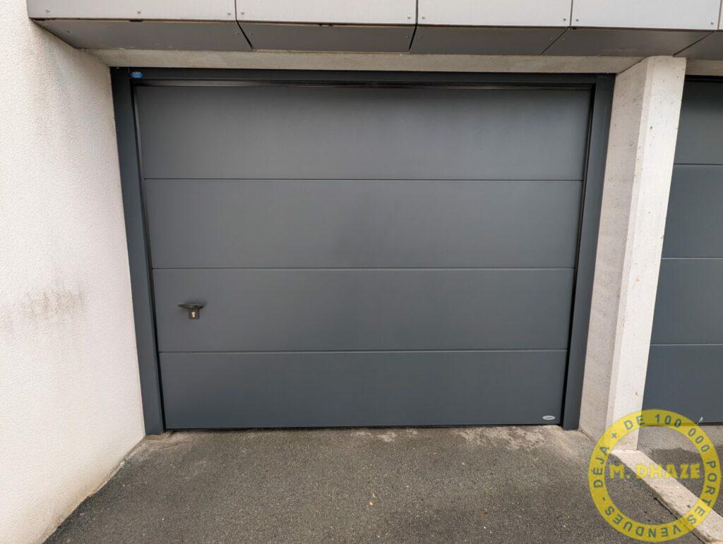 Installation d’une porte de garage sectionnelle Dhaze porte sectionnelle Novoferm tablier 7016 givré à Comines (59)