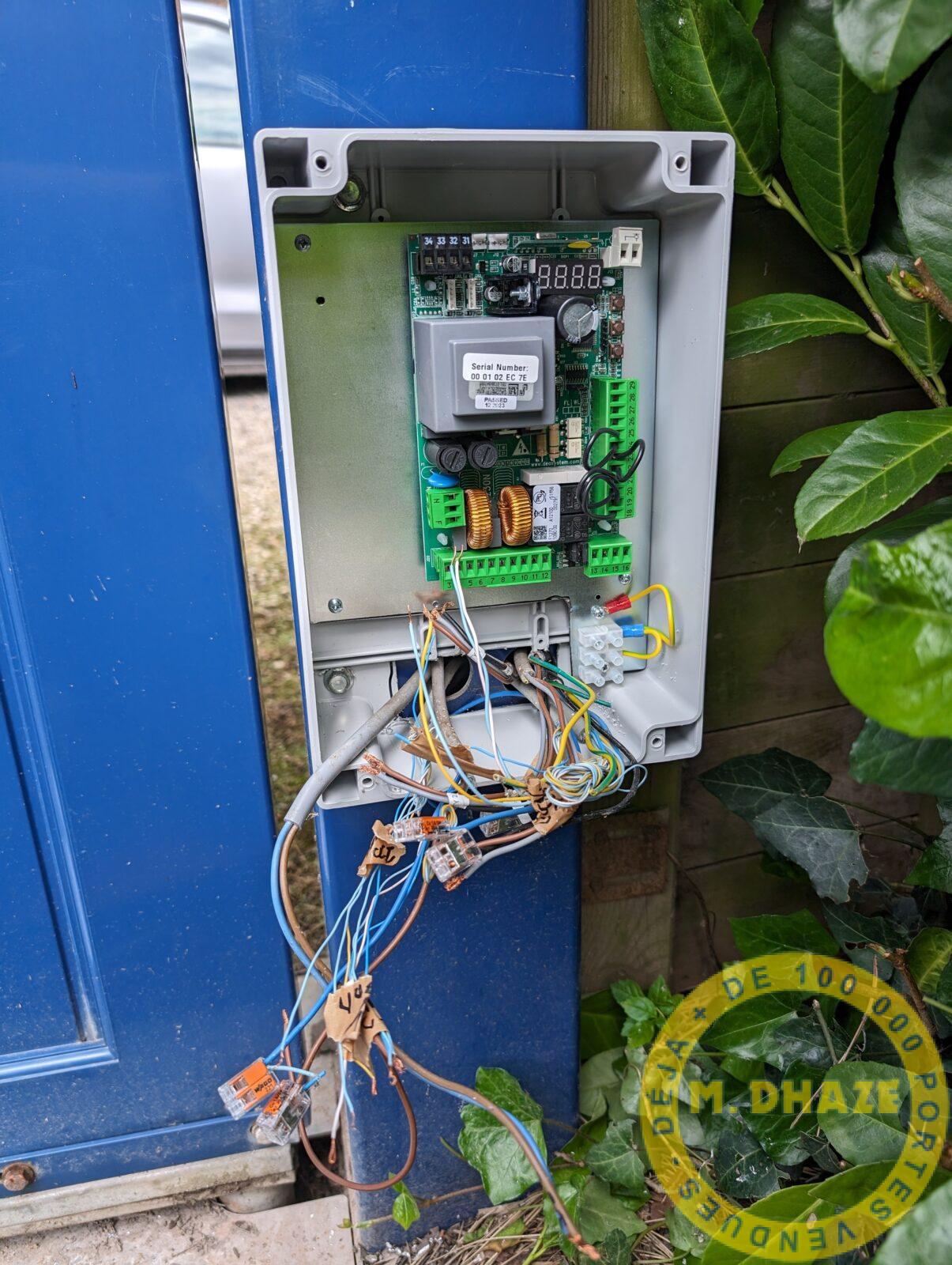 Remplacement d'une carte électronique sur une armoire de contrôle de portail battant à Bondues (Nord)