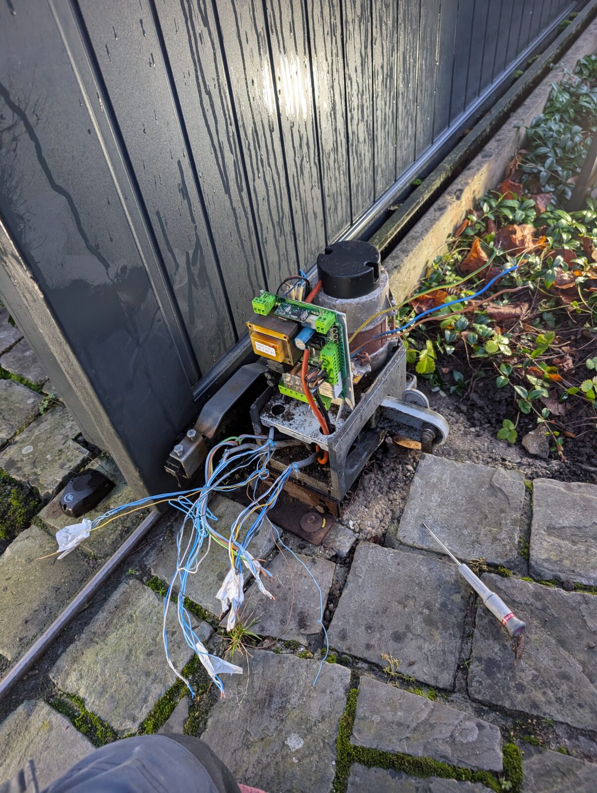 Avant le remplacement d'un moteur DEA de portail coulissant à Neuville en Ferrain - 59