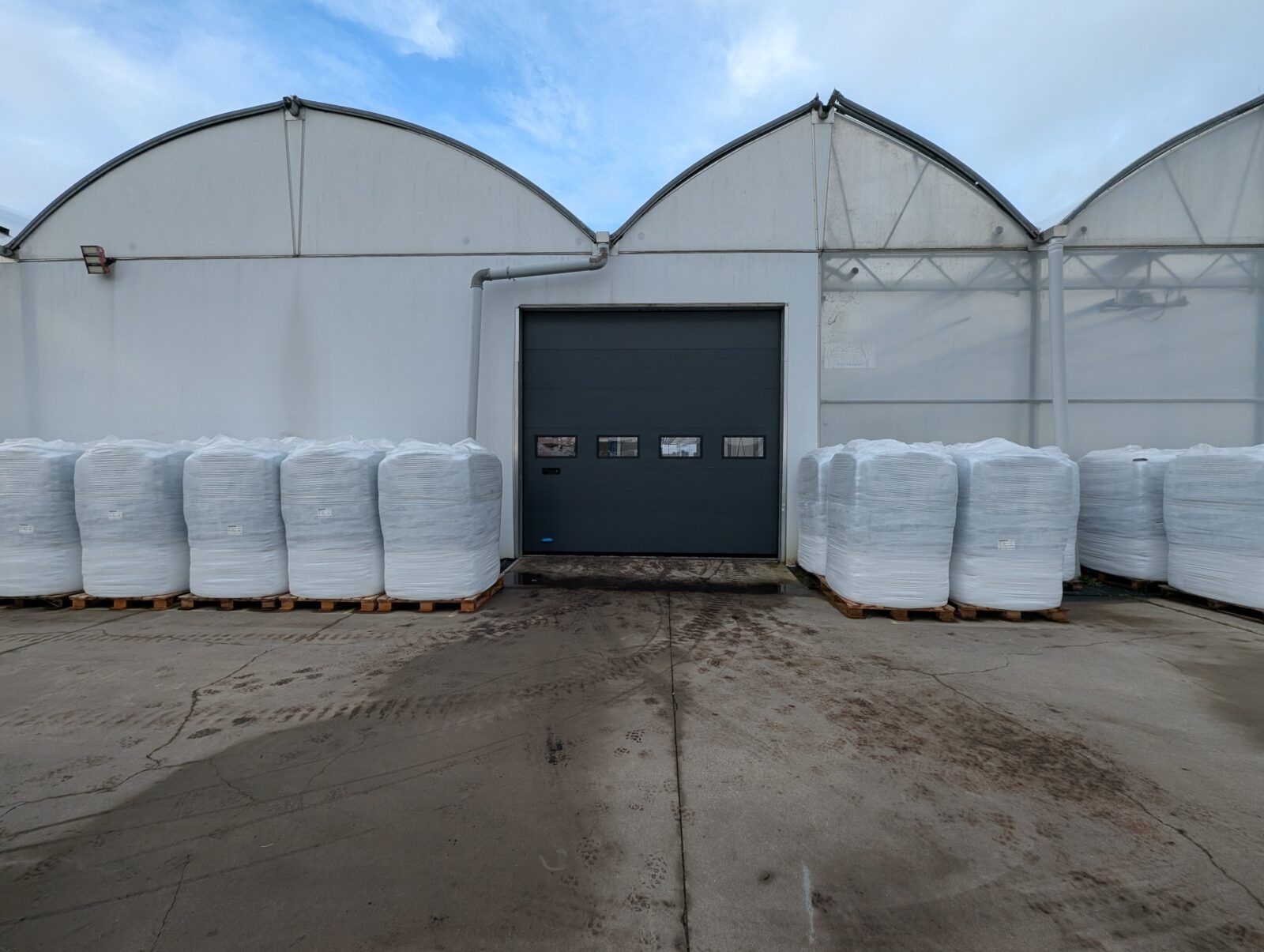 Remplacement de porte industrielle manuelle à Houplines (Nord) - Vue large