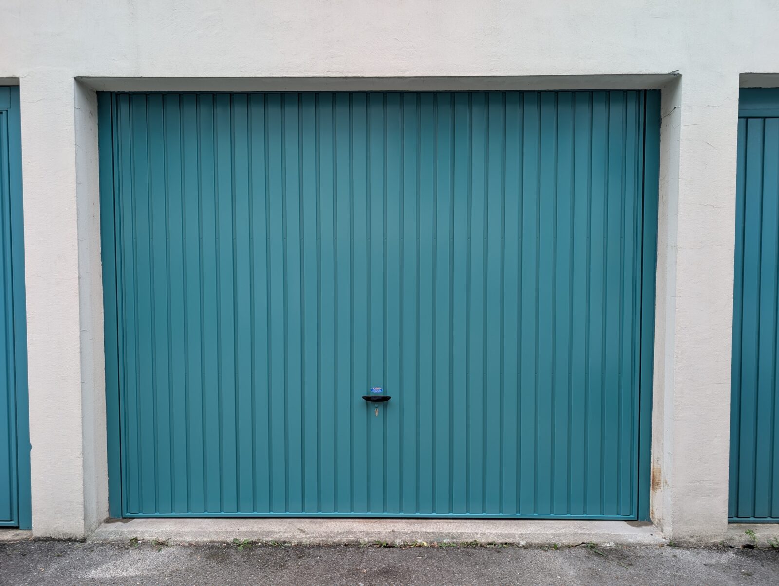 Pose d'une porte de garage basculante en remplacement à neuf. Chantier réalisé par les Ets M. Dhaze à Tourcoing 