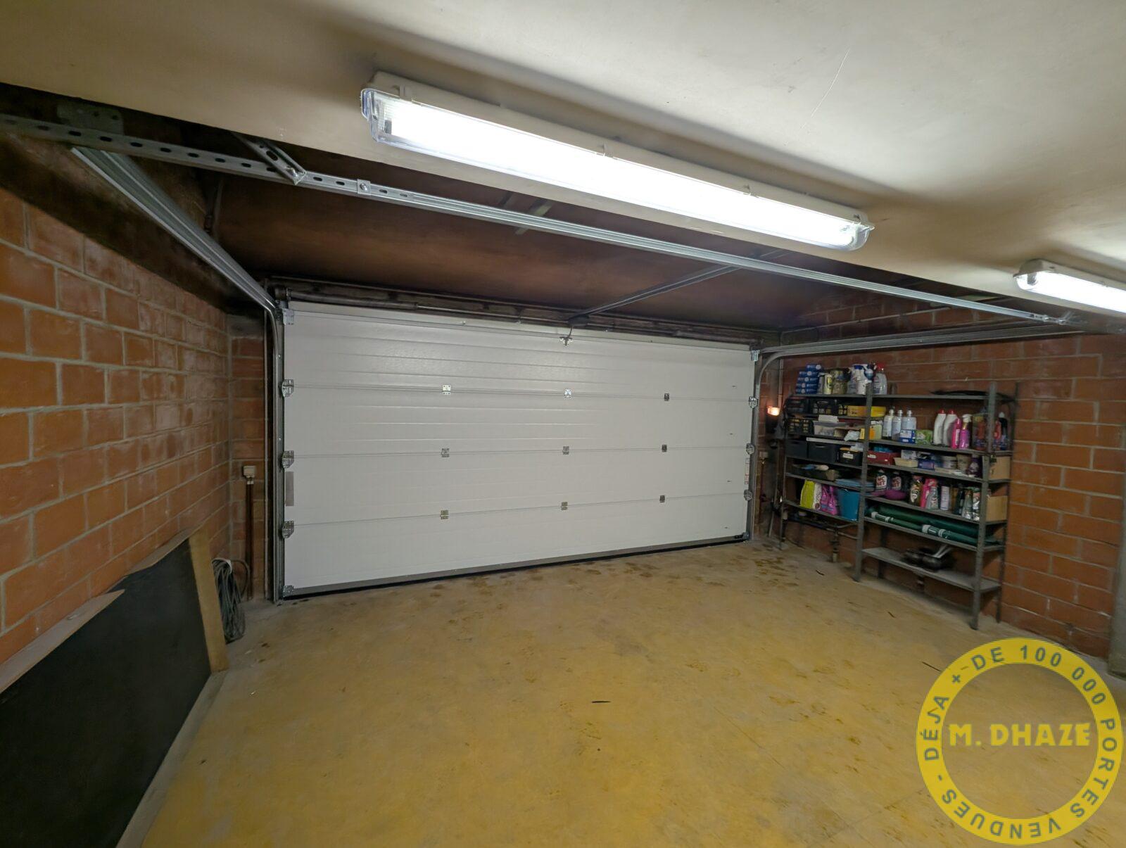 Vue de l'intérieur d'une porte de garage sectionnelle Multi nervures Novoferm en remplacement d'une ancienne porte de garage à contre poids à Bousbecques (59)