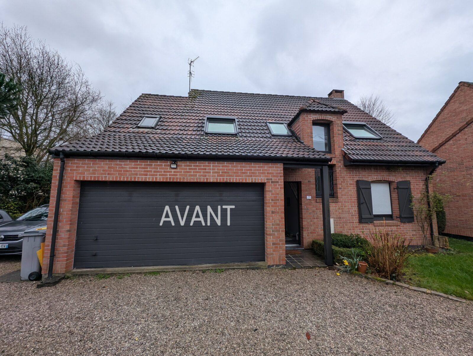 AVANT TRAVAUX Remplacement d'une porte sectionnelle non-isolée et non rentable pour rénovation. Pose d'une porte sectionnelle isolante Novoferm pour un design plus moderne à Frelinghien (Nord)