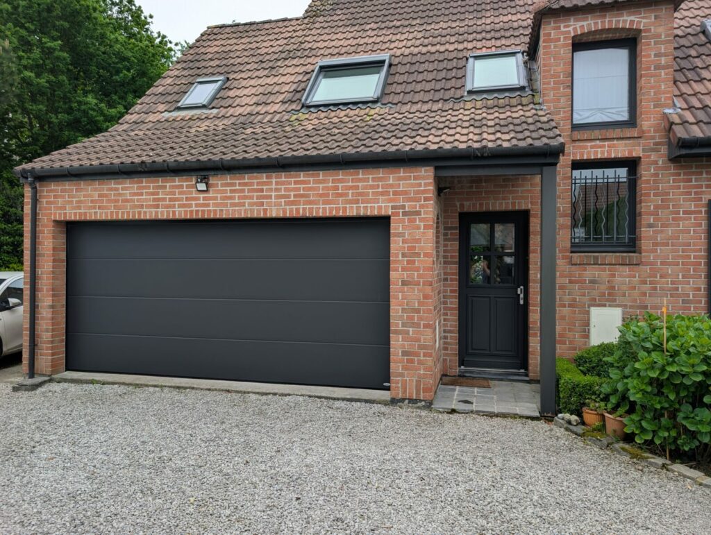 Installation de porte de garage sectionnelle à Frelinghien (59)