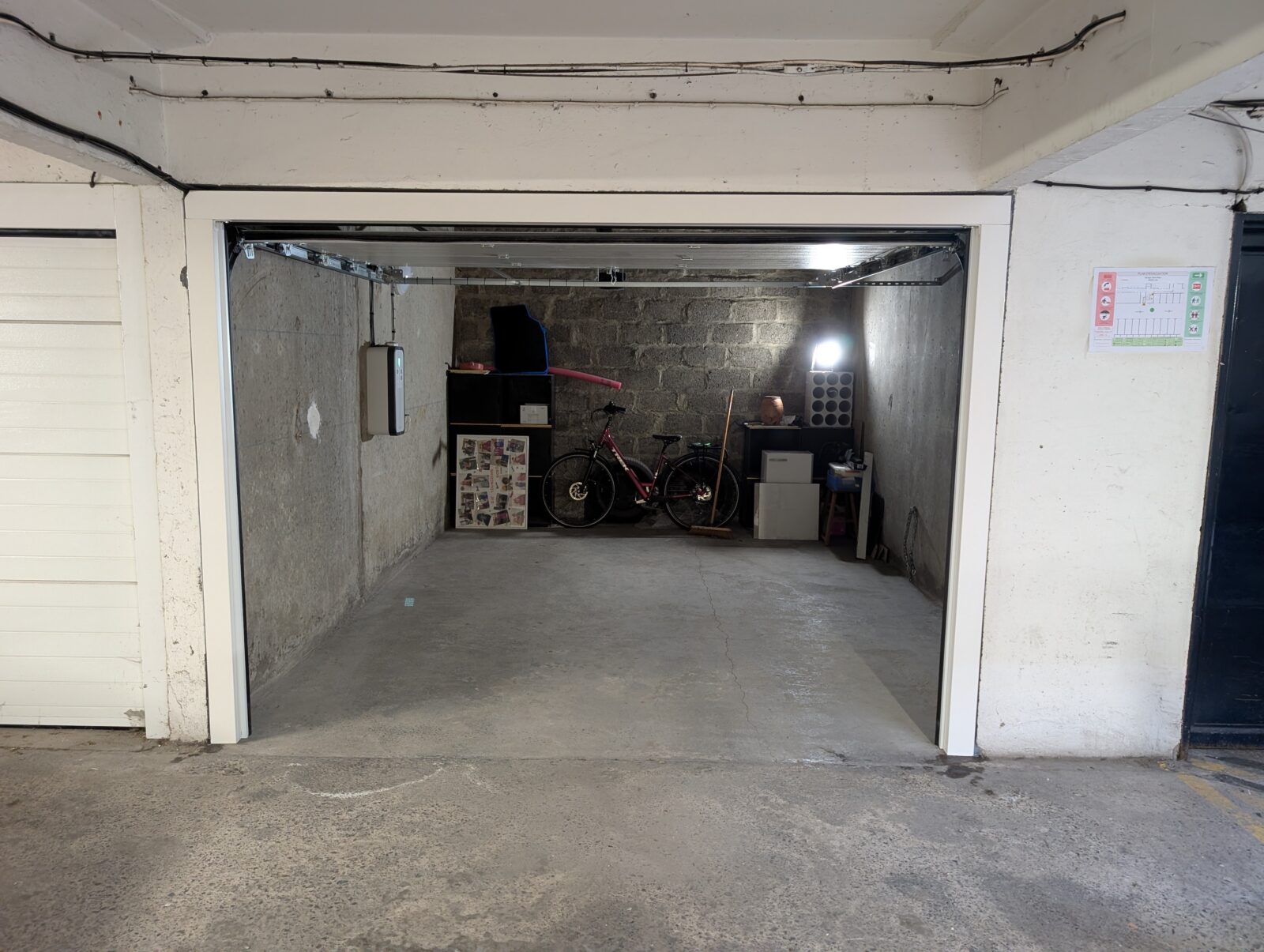 APRÈS - Remplacement d'une porte basculante par une porte sectionnelle Novoferm motorisée avec télécommande. Pose sur précadre à La Madeleine dans le Nord.