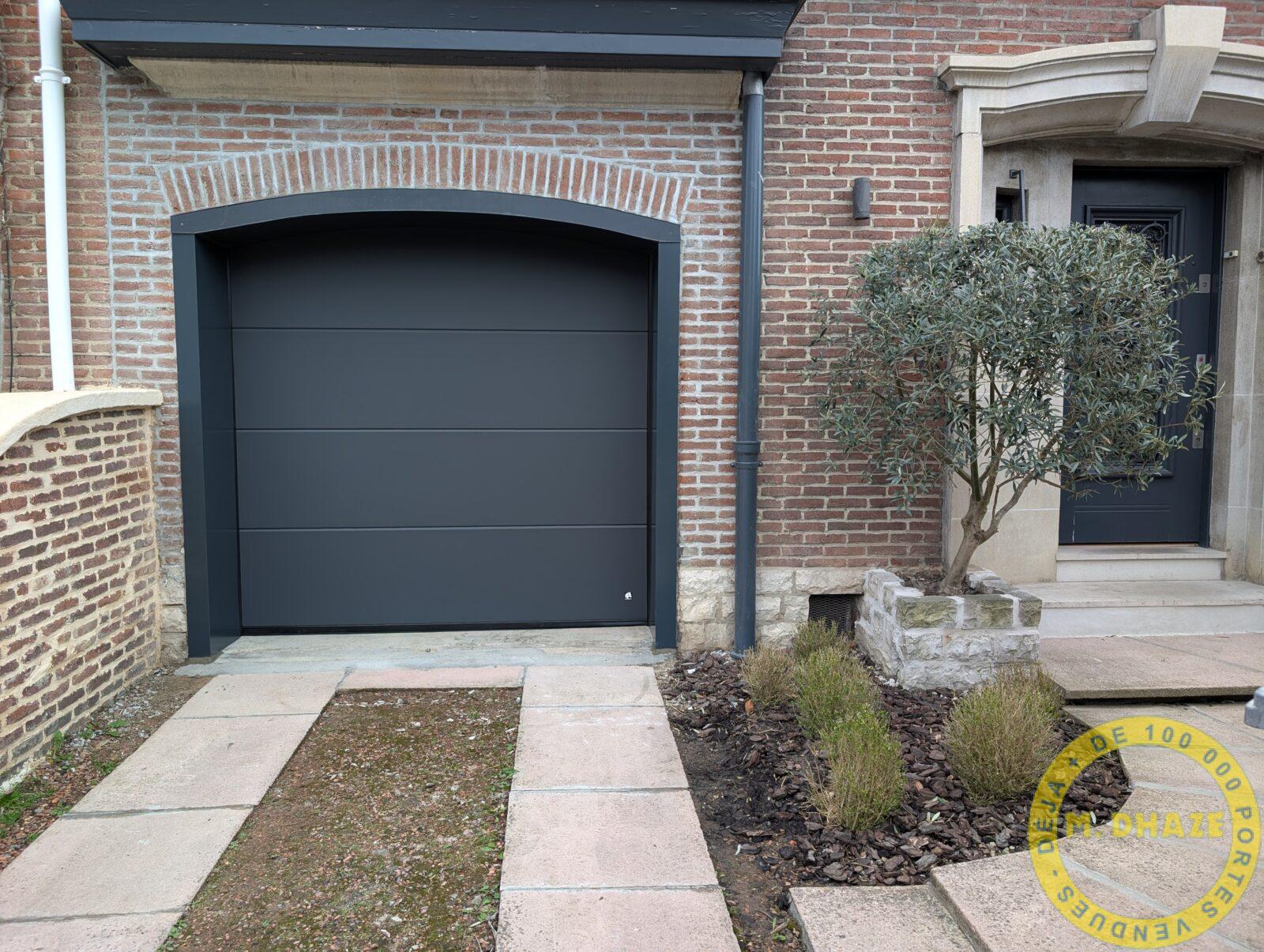 Remplacement de porte de garage à l'identique suite à sinistre. Porte de garage sectionnelle couleur grise à Marcq en Baroeul (Hauts de France)