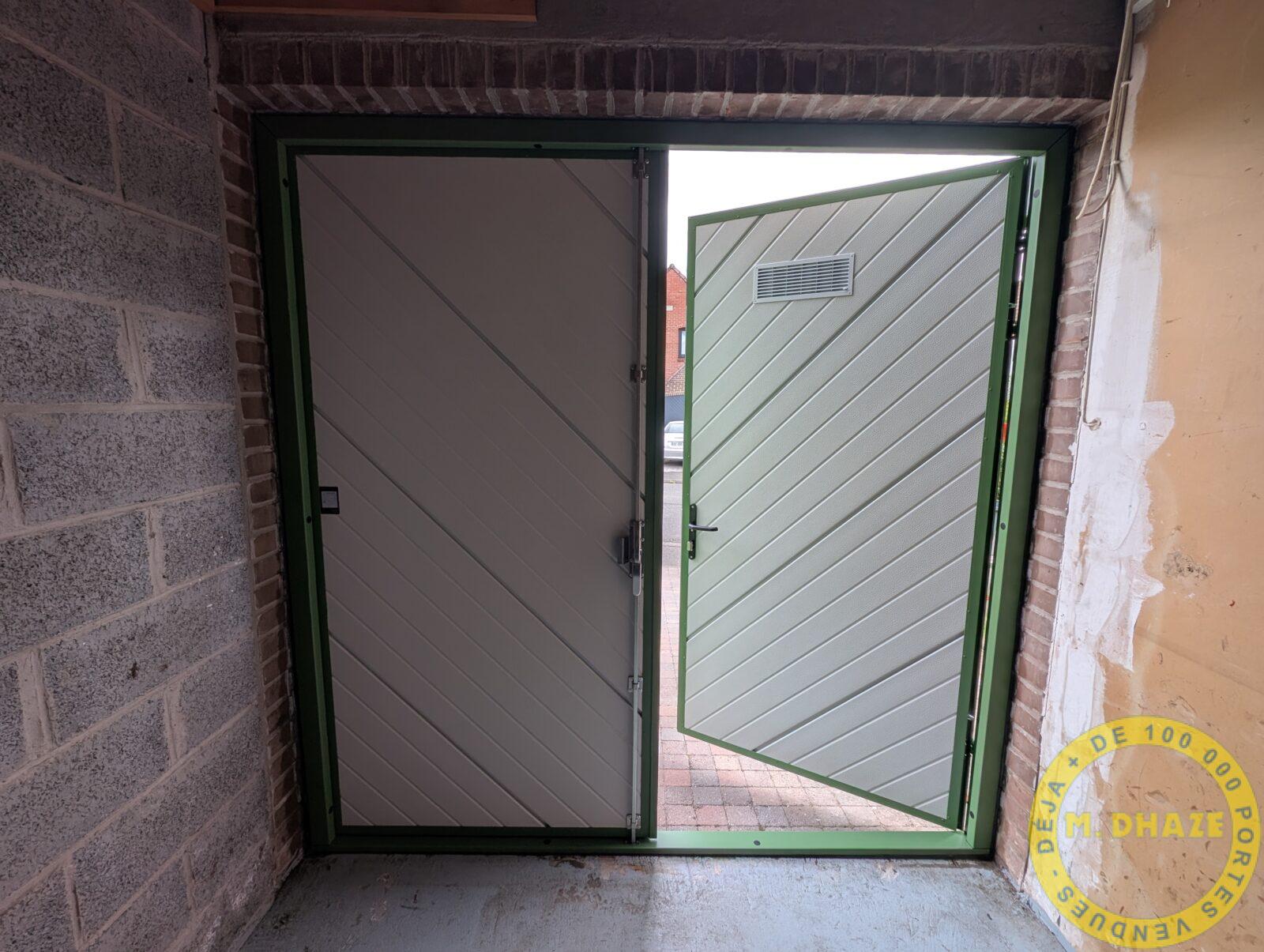En rénovation, remplacement d'une porte d'entrée ainsi que de la porte de garages en respectant le code couleur et le style chevronné. A Marcq en Baroeul dans le Nord (59)