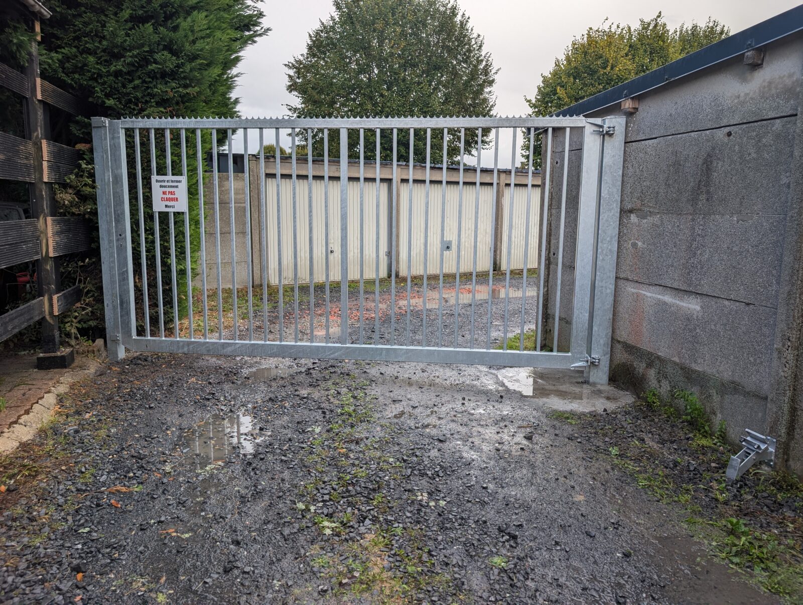 Installation d'un portail de garages en acier galvanisé à Leers dans le Nord.
