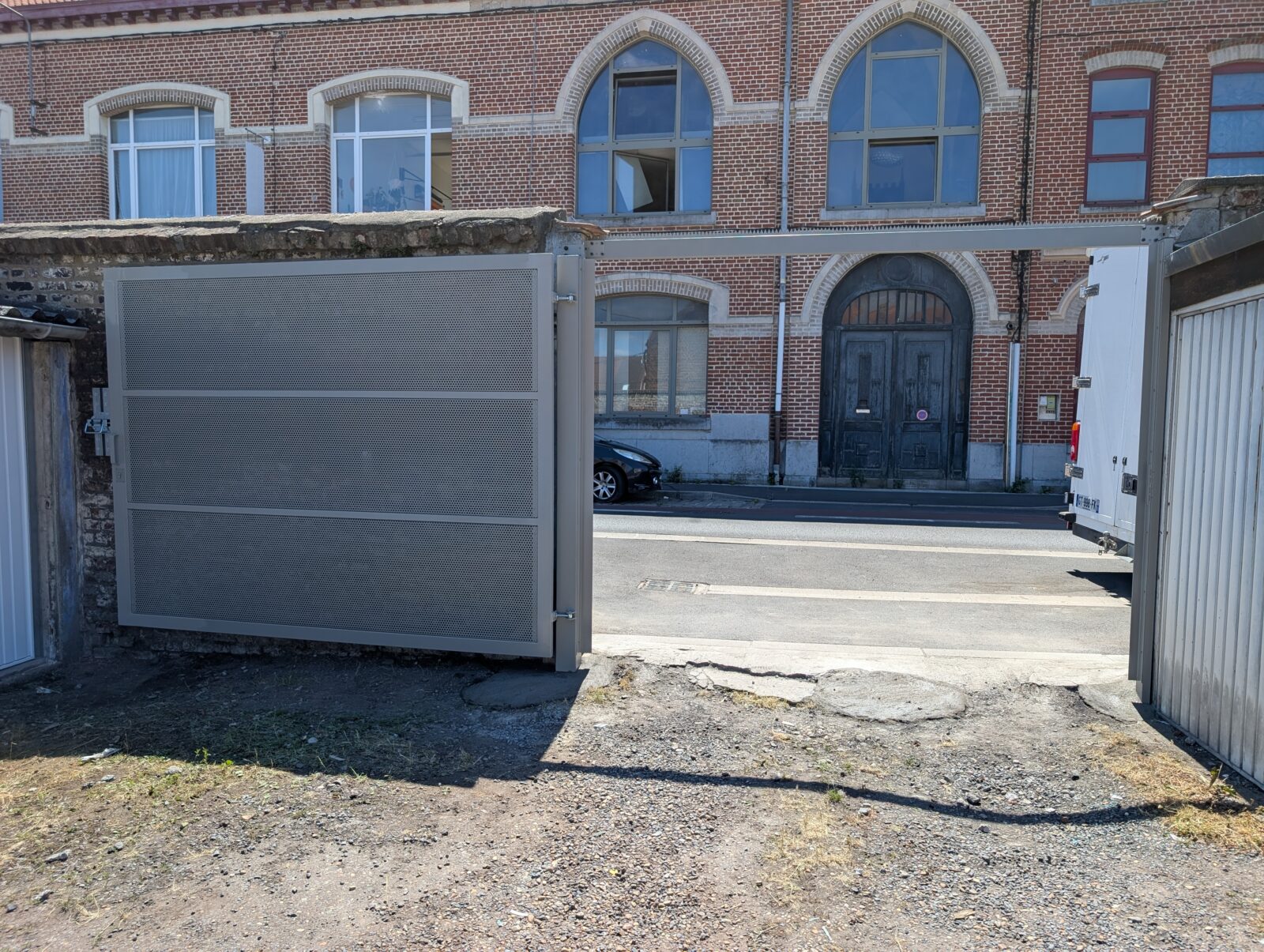 Installation d'un portail et porte de garage à Croix prés de Lille dans le Nord